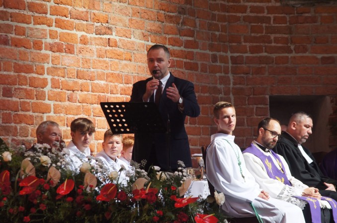 Karol Nawrocki w trakcie pogrzebu ofiar z Doliny Śmierci