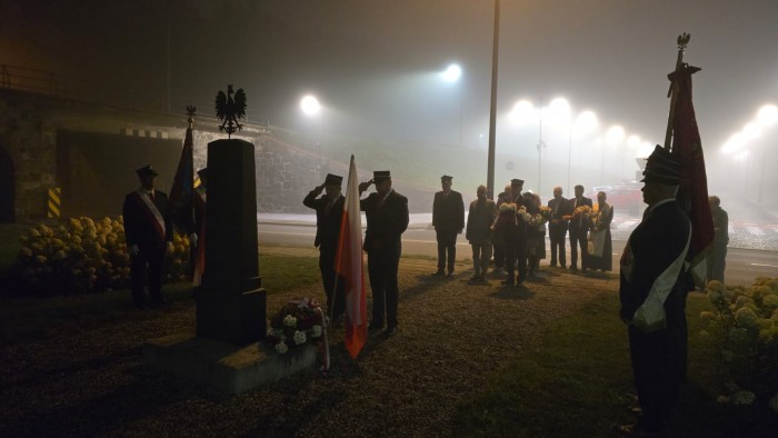 Salut przed pomnikiem