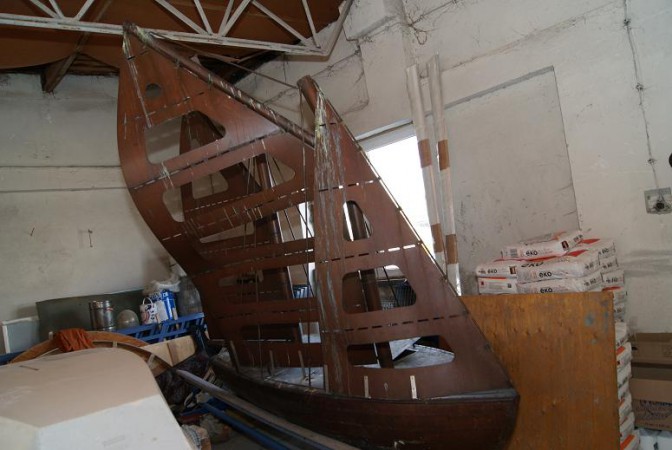 Uszkodzona łódka w hangarze ChKŻ.