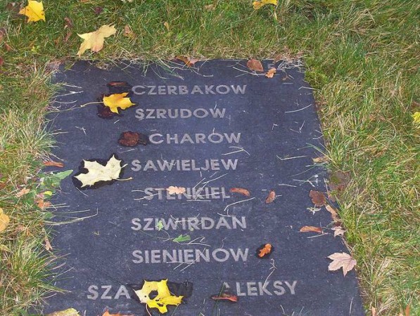 Nagrobek żołnierzy radzieckich na cmentarzu przy ul. Kościerskiej