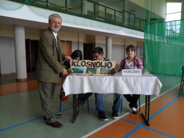 Drużyna z ZS Pawłowo (Wiktoria Stanisławska, Sebastian Wilbik. Monika Tańska) z wykonana przez zespół pamiątką.